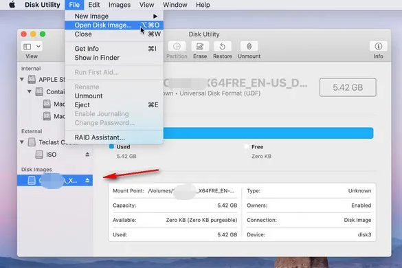 في macOS، استخدم ملف ← فتح صورة قرص لتحميل ملف الصورة